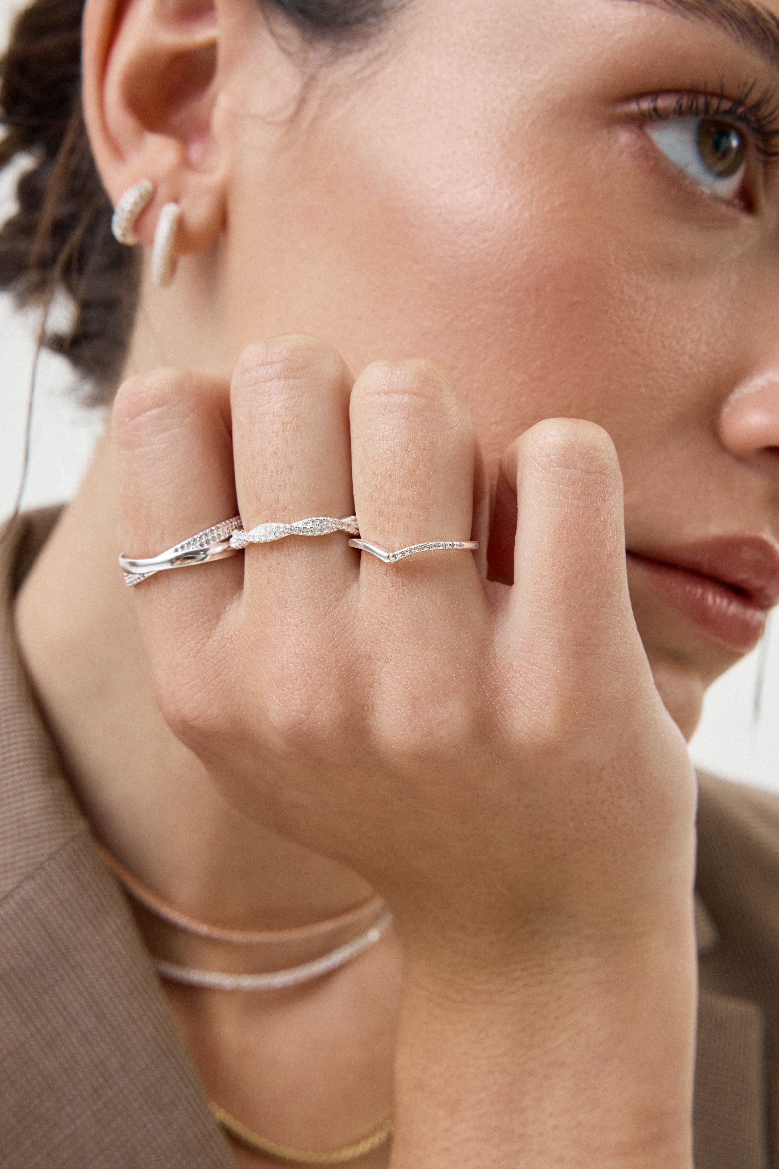 Anillo Crossed Bows